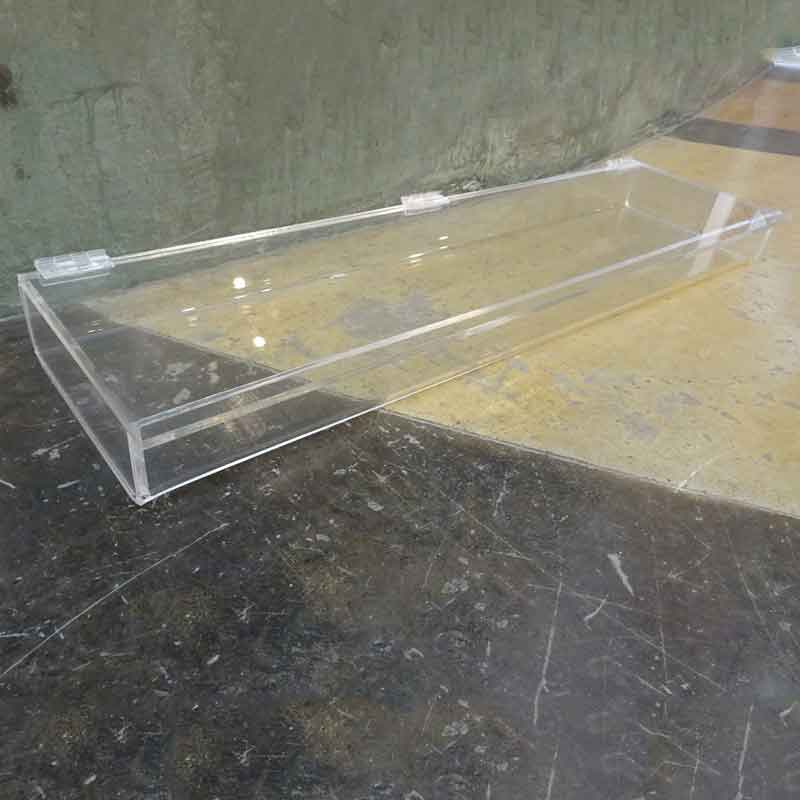 Caja con tapa abatible