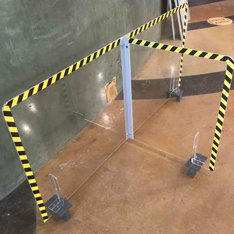 Divisores Covid con sujetadores a la mesa