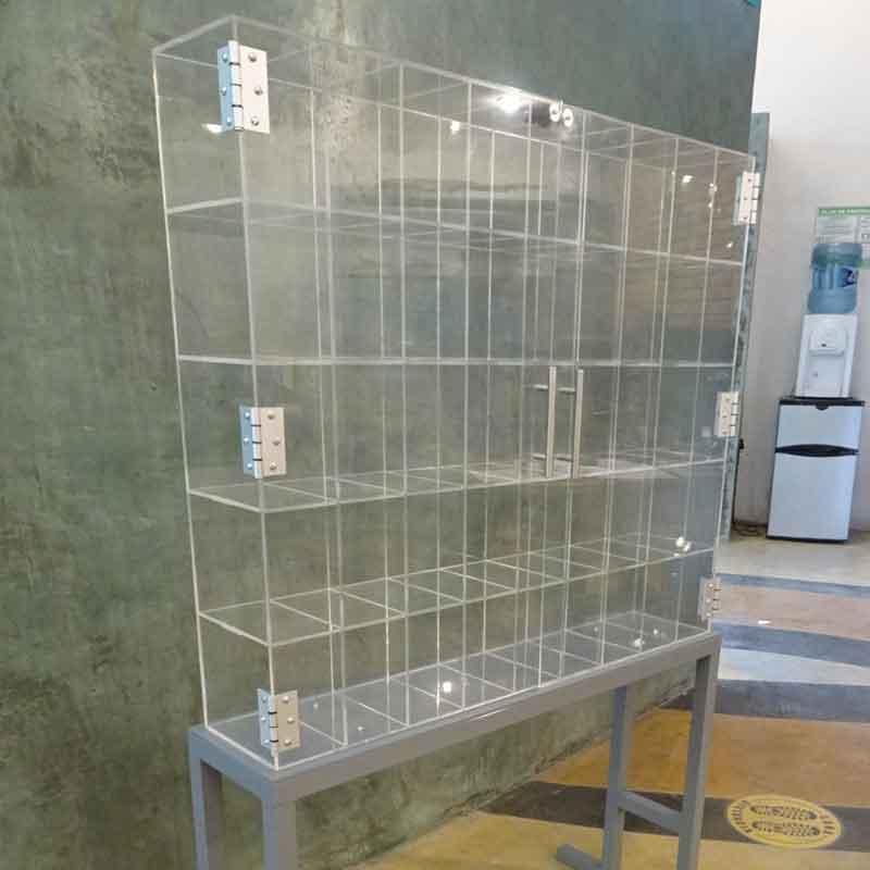 Exhibidor con puerta y base metálica